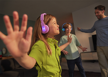 Barn som liker musikk med Philips-hodetelefoner som sitter p&aring; &oslash;ret