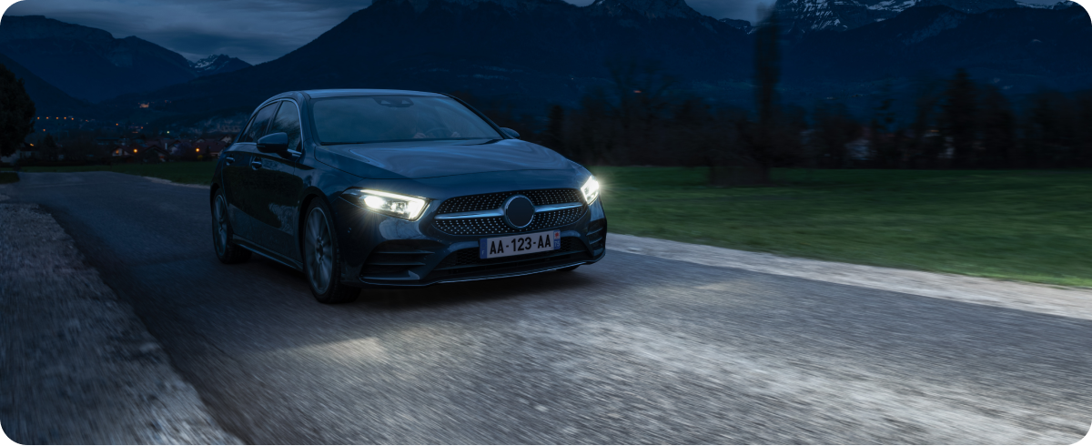 Kvinne bruker ekte tr&aring;dl&oslash;se hodetelefoner ved sj&oslash;en